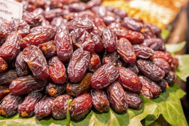 Meyveler var pazarda
