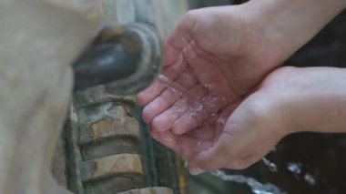 Su sokaktan iki ele akıyor.