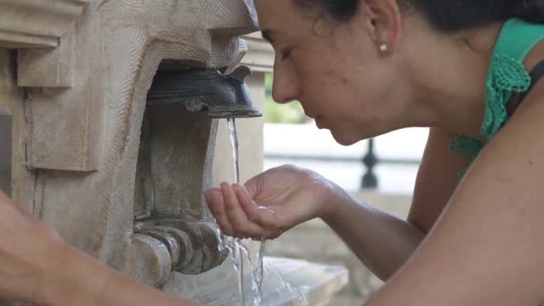 Hübsches Mädchen Trinkt Wasser Aus Dem Wasserhahn — Stockvideo