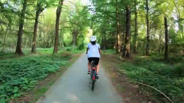 Mujer Bonita Ciclismo Carretera Bicicletas Hungría Cerca Pueblo Heviz Secuencias — Vídeo de stock