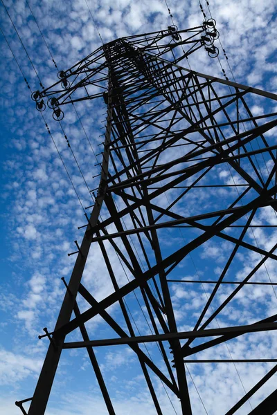 Höga pylon mot den blå himlen — Stockfoto