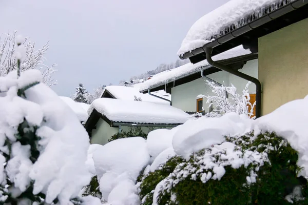 Sneeuwdaken in de winter in Oostenrijk — Stockfoto