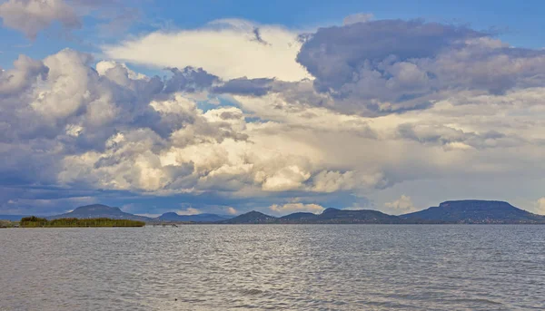 Grote krachtige storm wolken boven het Balatonmeer Hongarije — Stockfoto