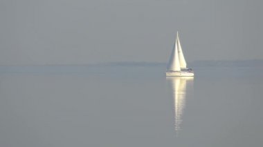 Macaristan 'daki Balaton gölünde beyaz yelkenli.