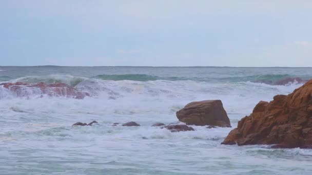 Große Wellen Der Spanischen Küste Nahe Der Kleinstadt Palamos — Stockvideo