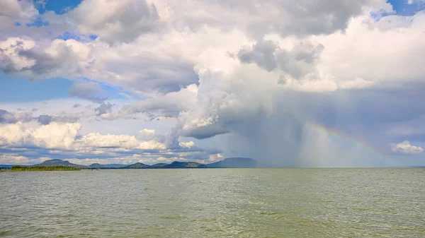 Grande tempestade poderosa nuvens sobre o Lago Balaton da Hungria — Fotografia de Stock