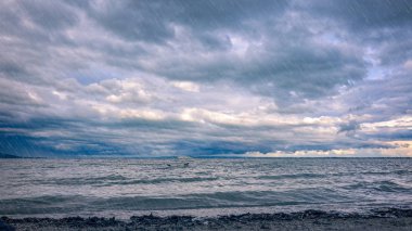 Büyük güçlü fırtına bulutları Lake Balaton Macaristan üzerinden