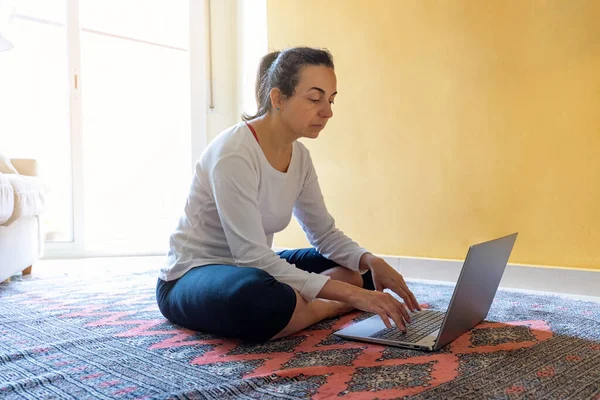 Vrij Spaans Meisje Praktijk Online Gymnastiek Thuis Woonkamer Het Doen — Stockfoto