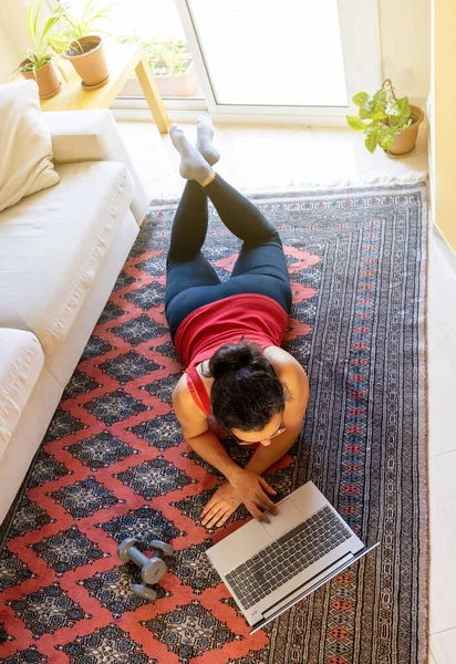 Vrij Spaans Meisje Praktijk Online Gymnastiek Thuis Woonkamer Het Doen — Stockfoto