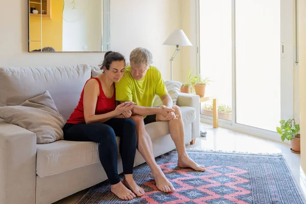 Middle Aged Couple Sitting Sofa Communicating Cell Phone — Stock Photo, Image