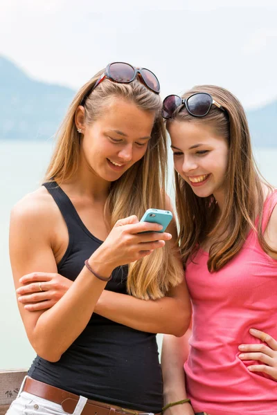 Dos Chicas Muy Jóvenes Mirando Teléfono Móvil — Foto de Stock