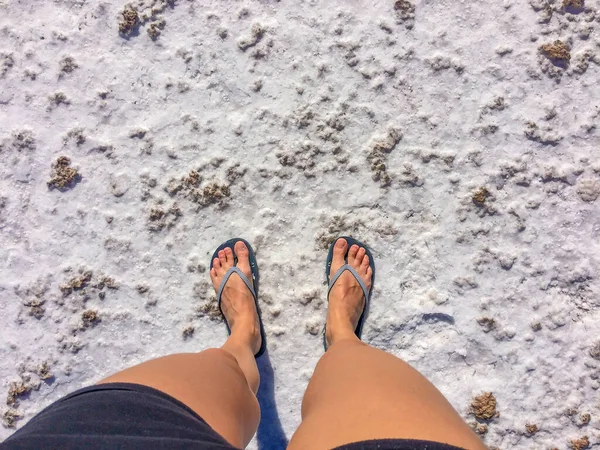 Mujer Pie Playa Zona Marea Con Sal Residual — Foto de Stock