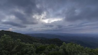 İspanya 'nın Costa Brava kentindeki Katalonya' da hareket eden dağ manzarası.