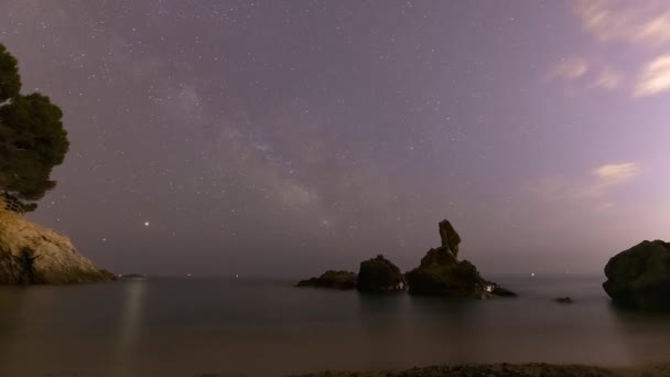 Paisagem Noturna Lapso Tempo Mover Láctea Céu Noturno Atrás Uma — Vídeo de Stock