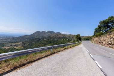 Güneşli bir günde dağda boş bir cadde