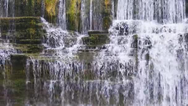 西班牙加泰罗尼亚Rupit村附近瀑布的4K段录像 — 图库视频影像