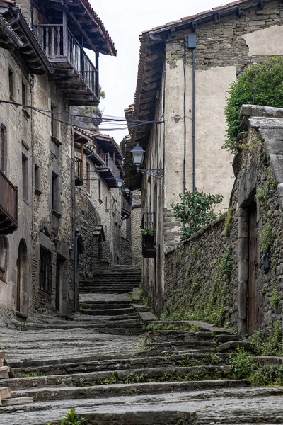 スペインのカタルーニャ州ルピットの中世の村の通り — ストック写真