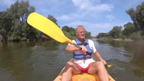 Genç Beyaz Bir Adam Güneşli Bir Yaz Gününde Ter Nehrinde — Stok video