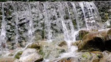 Yazın İspanya Katalonya 'da dağ şelalesi