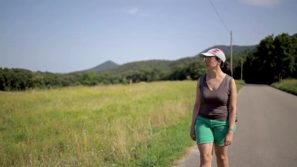 Giovane Donna Spagnola Che Cammina Strada Bel Paesaggio Montano Riprese — Video Stock