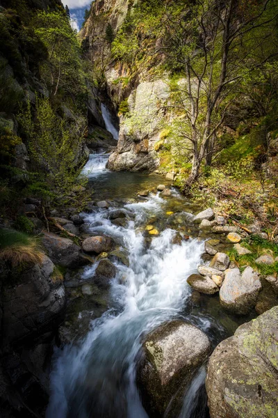 Petit Ruisseau Rapide Entre Les Rochers Par Une Journée Ensoleillée — Photo