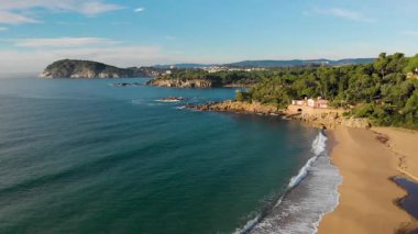 Hava görüntüleri, sahil, Avrupa, turkuaz su kayaları, kum, bitki örtüsü, şeffaf su