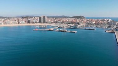 Cosat Brava 'daki küçük İspanyol kasabası Palamos' un hava manzarası
