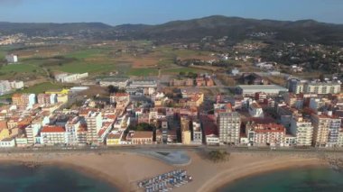 Costa Brava 'daki küçük bir köy olan İspanya' dan Sant Antoni de Calonge 'un insansız hava aracı görüntüleri.