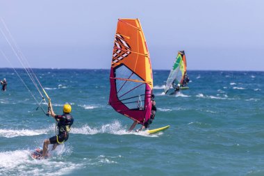 Rüzgârlı bir günde İspanya 'nın Costa Brava' sında rüzgar sörfçüsü. 08 numara. - 13. 2020 İspanya, Palamos Kasabası