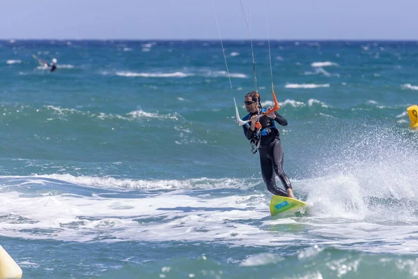 Spanya Nın Costa Brava Sında Rüzgarlı Bir Günde Uçurtma Sörfçüsü — Stok fotoğraf