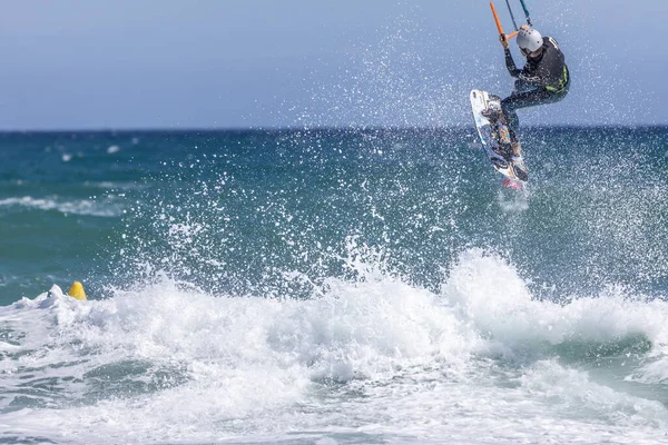 Kite Surfista Dia Ventoso Costa Brava Espanha 2020 Espanha Cidade — Fotografia de Stock