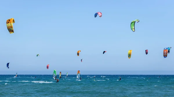 Surfeurs Cerf Volant Dans Une Journée Venteuse Sur Costa Brava — Photo