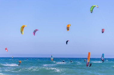 İspanya 'nın Costa Brava şehrinde rüzgarlı bir günde uçurtma sörfçüleri. 08 numara. - 13. 2020 İspanya, Palamos Kasabası