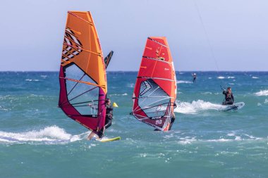 Rüzgârlı bir günde İspanya 'nın Costa Brava' sında rüzgar sörfçüsü. 08 numara. - 13. 2020 İspanya, Palamos Kasabası