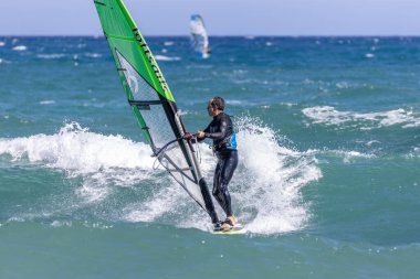 Rüzgârlı bir günde İspanya 'nın Costa Brava' sında rüzgar sörfçüsü. 08 numara. - 13. 2020 İspanya, Palamos Kasabası