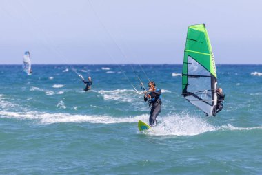 İspanya 'nın Costa Brava şehrinde rüzgarlı bir günde uçurtma sörfçüleri. 08 numara. - 13. 2020 İspanya, Palamos Kasabası