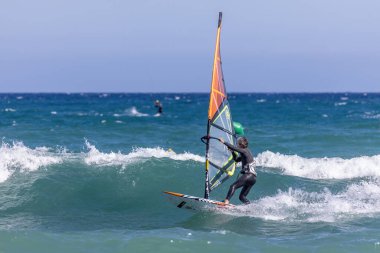 Rüzgârlı bir günde İspanya 'nın Costa Brava' sında rüzgar sörfçüsü. 08 numara. - 13. 2020 İspanya, Palamos Kasabası