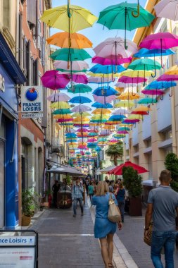Carcassonne, Aude, Occitanie, Fransa 'da bir alışveriş caddesini renkli şemsiyeler kaplıyor. 08 numara. - 14. 2020 Fransa