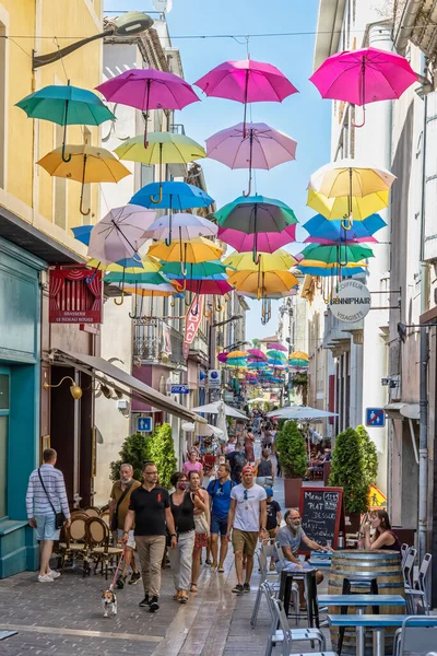 Színes Esernyők Borítják Bevásárló Utcát Carcassonne Aude Occitanie Franciaország 2020 — Stock Fotó