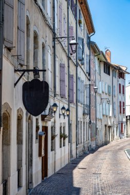 Fransız kasabasının tipik eski caddesi Castres