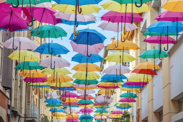 Carcassonne Aude Occitanie Fransa Bir Alışveriş Caddesini Renkli Şemsiyeler Kaplıyor — Stok fotoğraf