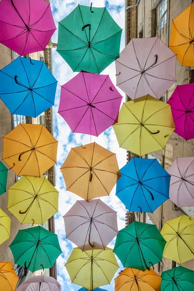 Красочные Зонтики Покрывают Торговую Улицу Каркассон Аудур Окситания Франция — стоковое фото