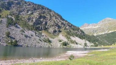 Güzel Pireneler dağ manzarası, İspanya 'dan şeffaf suyla güzel bir göl, Katalonya. Aigues Tortes - Sant Maurici Parkı Doğal