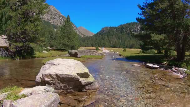 Hermoso Paisaje Montaña Los Pirineos Bonito Lago Con Agua Transparente — Vídeos de Stock