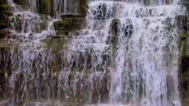 İspanya 'nın güzel şelalesi, Katalonya' nın Rupit köyünden, uzun pozlama tekniğiyle