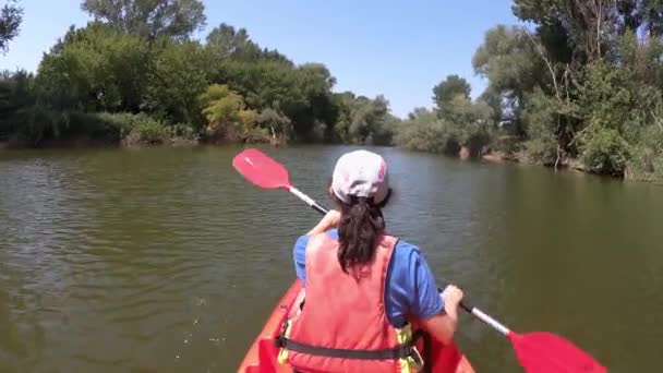 Wanita Muda Hispanik Kayak Sungai Ter Pada Hari Yang Cerah — Stok Video