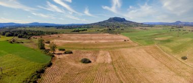 Hasat sonrası Macaristan 'da Balaton Gölü yakınlarında drone tarafından vurulan saman balyaları.