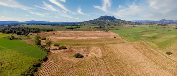 Hasat sonrası Macaristan 'da Balaton Gölü yakınlarında drone tarafından vurulan saman balyaları.
