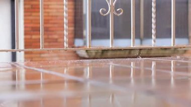 Balkonda yağmur damlaları var, ağır çekim..