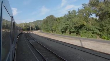 Tren Macaristan 'da hareket halinde. Yavaş çekim görüntüleri